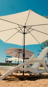 Punta Vip – Sombrillas y reposeras